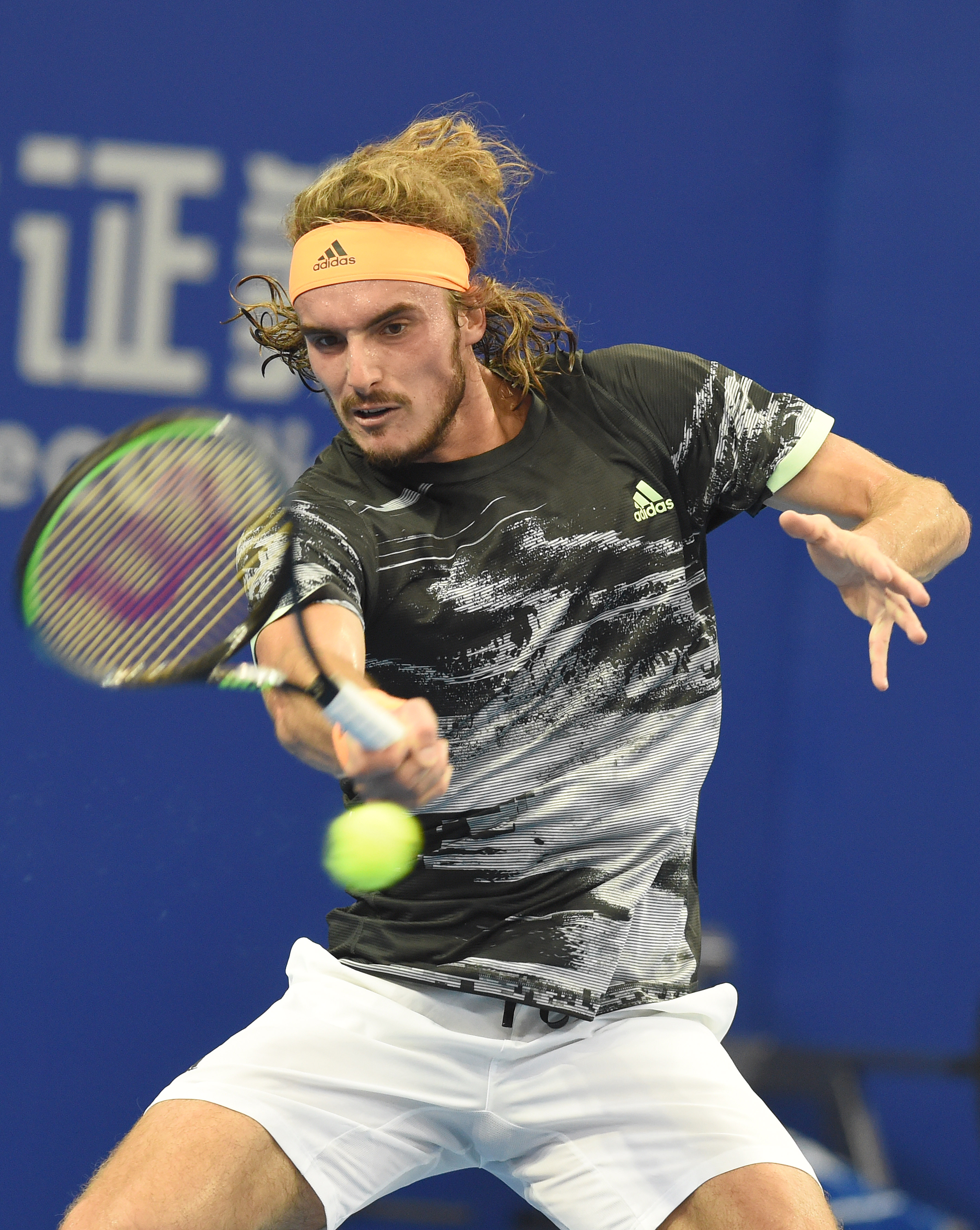 西班牙网球队逆转世界网球队，西西帕斯统治全场的简单介绍