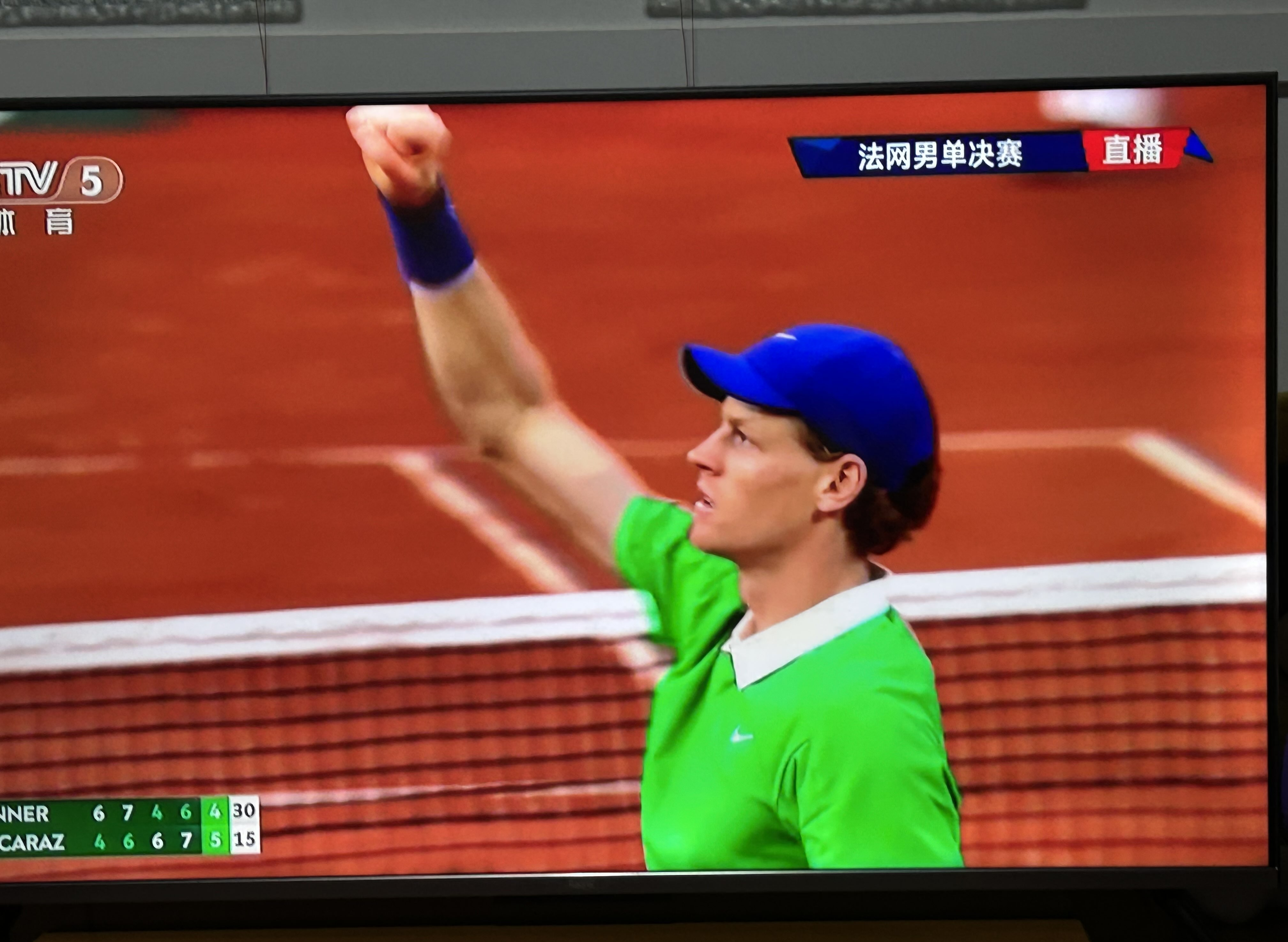 法国网球队鏖战意大利网球队，费德勒三分雨点燃全场