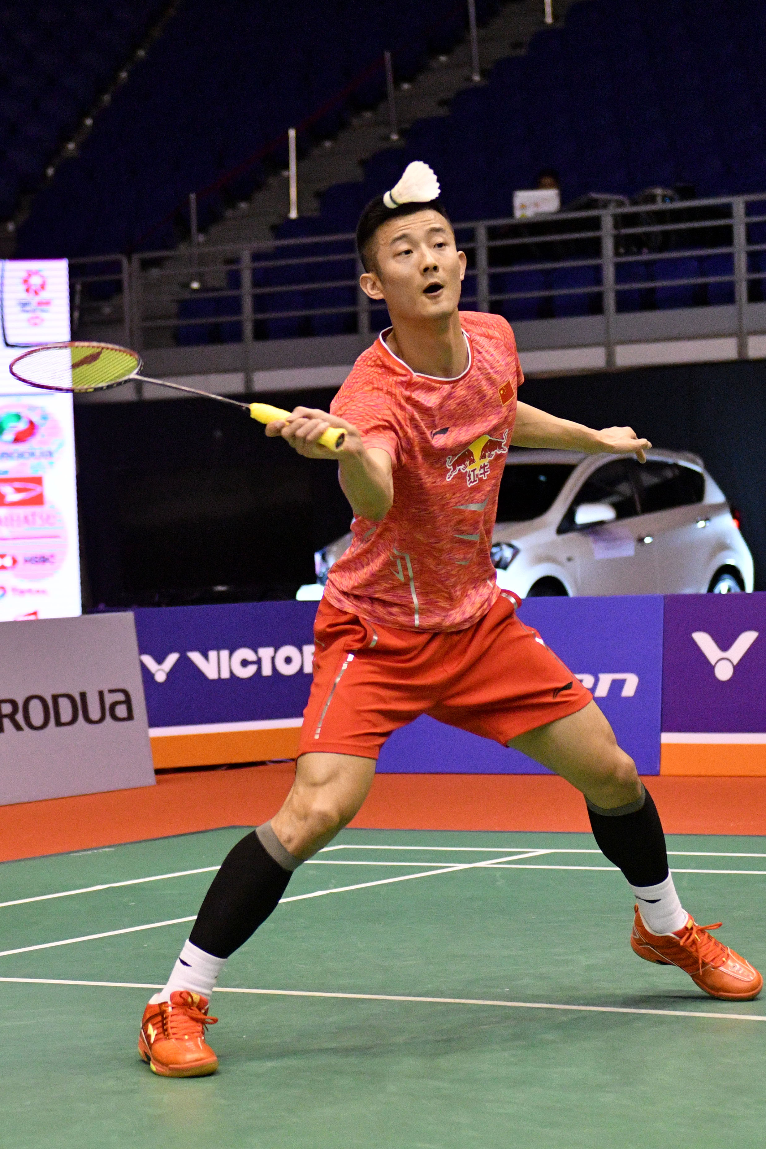 印尼羽毛球队鏖战马来西亚羽毛球队，谌龙统治全场