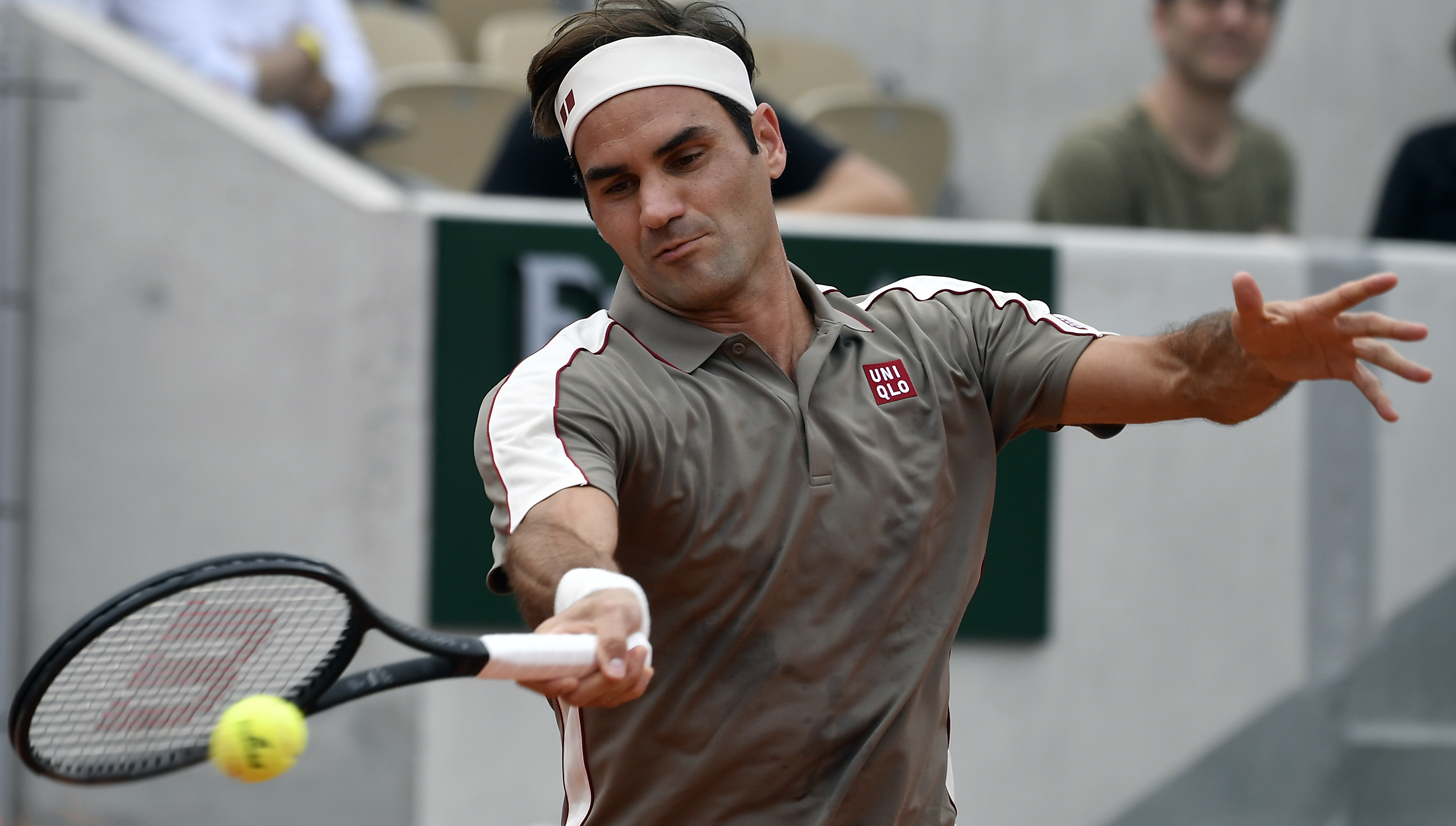 世界网球队力克法国网球队，费德勒绝境逆转