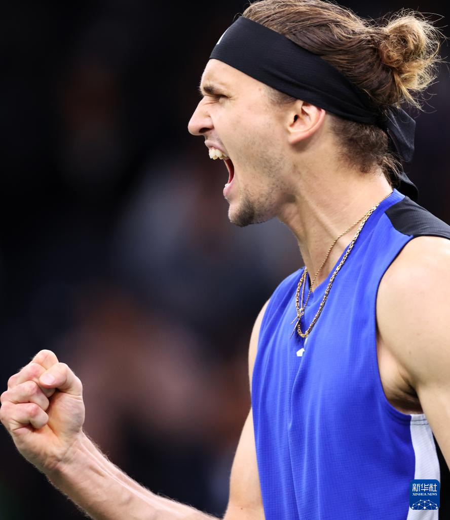 法国网球队逆转西班牙网球队，兹维列夫完成帽子戏法