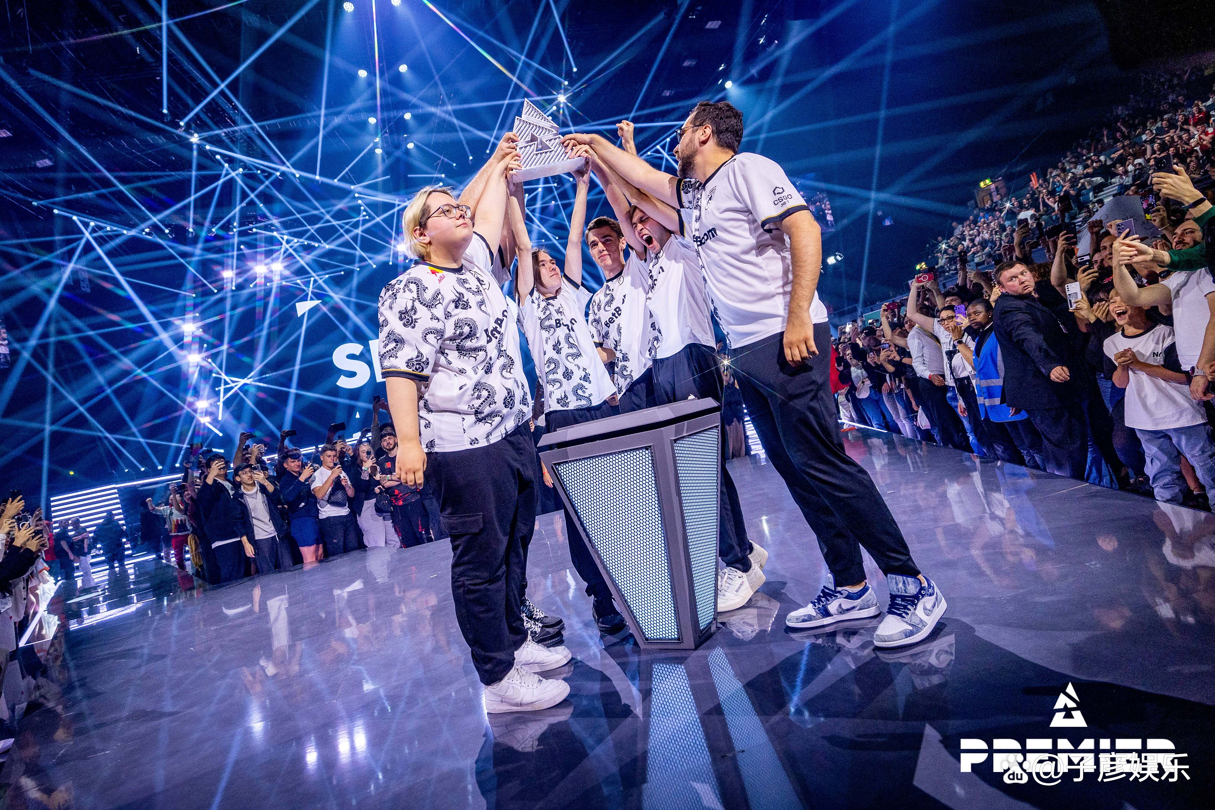 CS2惊险逆转取胜,粉丝狂欢不已 CS2惊险逆转取胜,粉丝狂欢不已