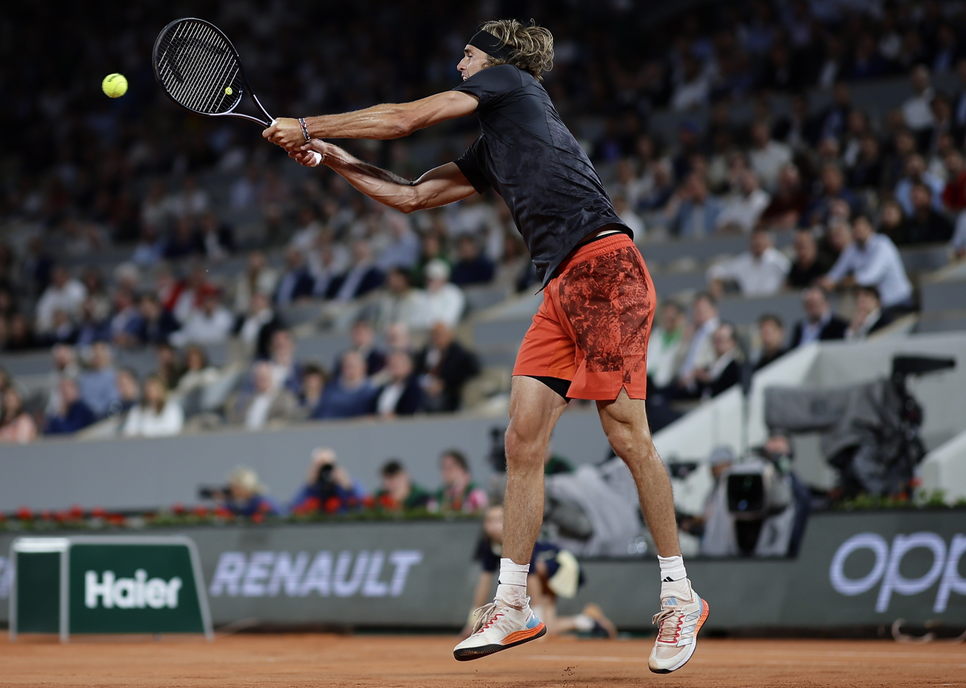 包含法网横扫戴维斯杯，兹维列夫刷新纪录的词条