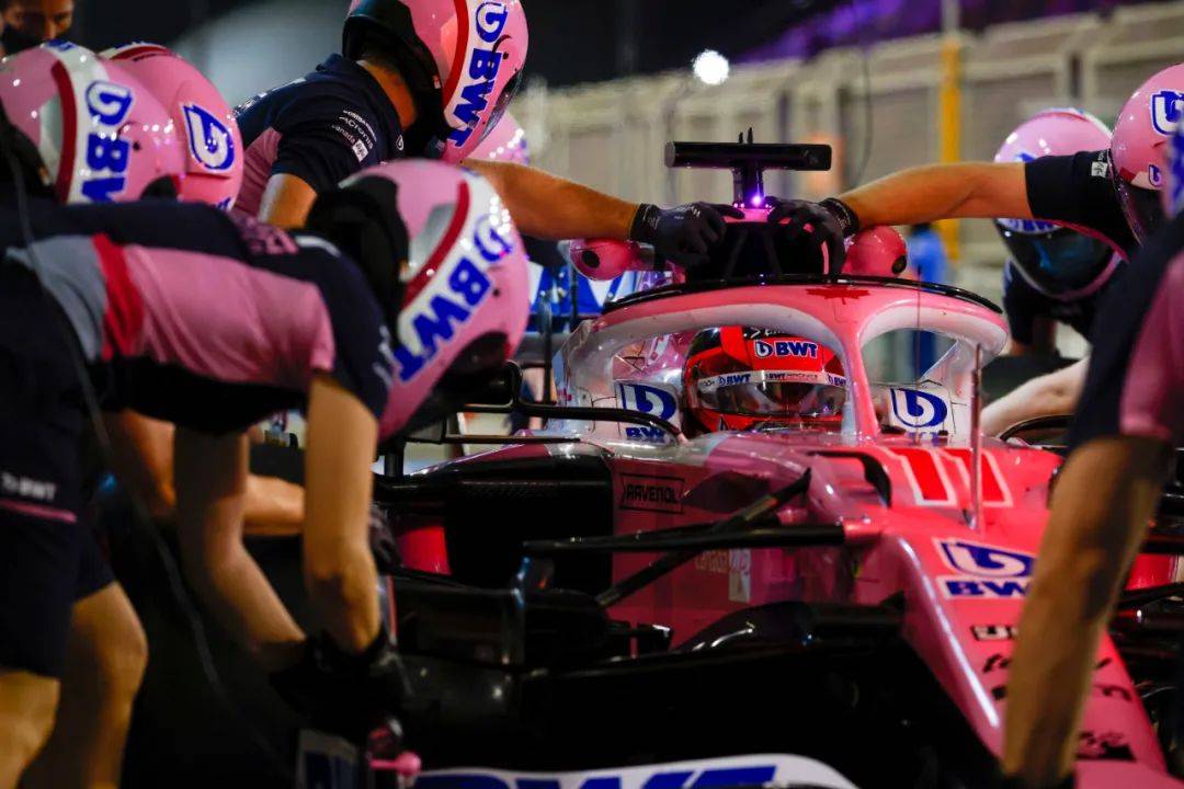 梅赛德斯轻取威廉姆斯,佩雷兹扛起全队 梅赛德斯轻取威廉姆斯,佩雷兹扛起全队