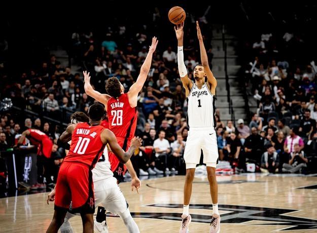 骑士险胜火箭,浓眉哥刷新纪录 骑士险胜火箭,浓眉哥刷新纪录